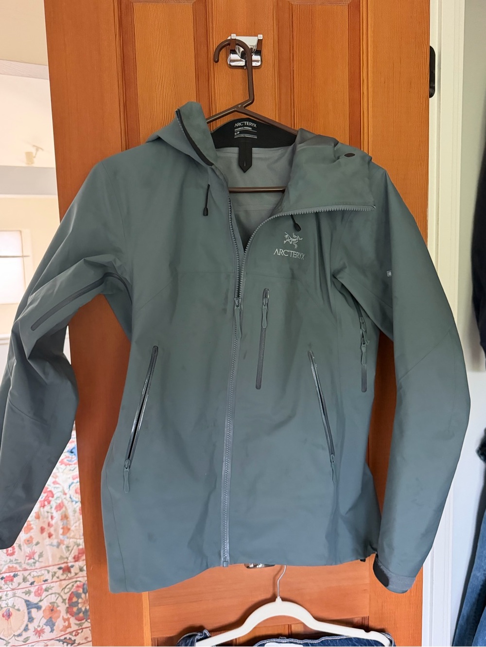 Arc'teryx women’s beta Waterproof Hooded shell - gray